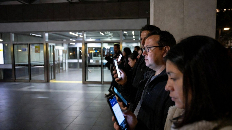 В метро Москвы начали досмотр смартфонов. Метрополитен назвал причину